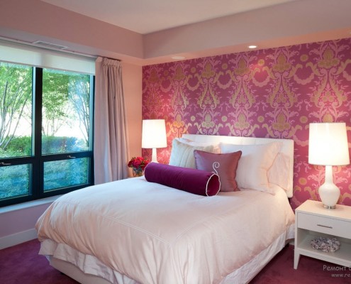 Рожеві шпалери з малюнком - стильний акцент спальні