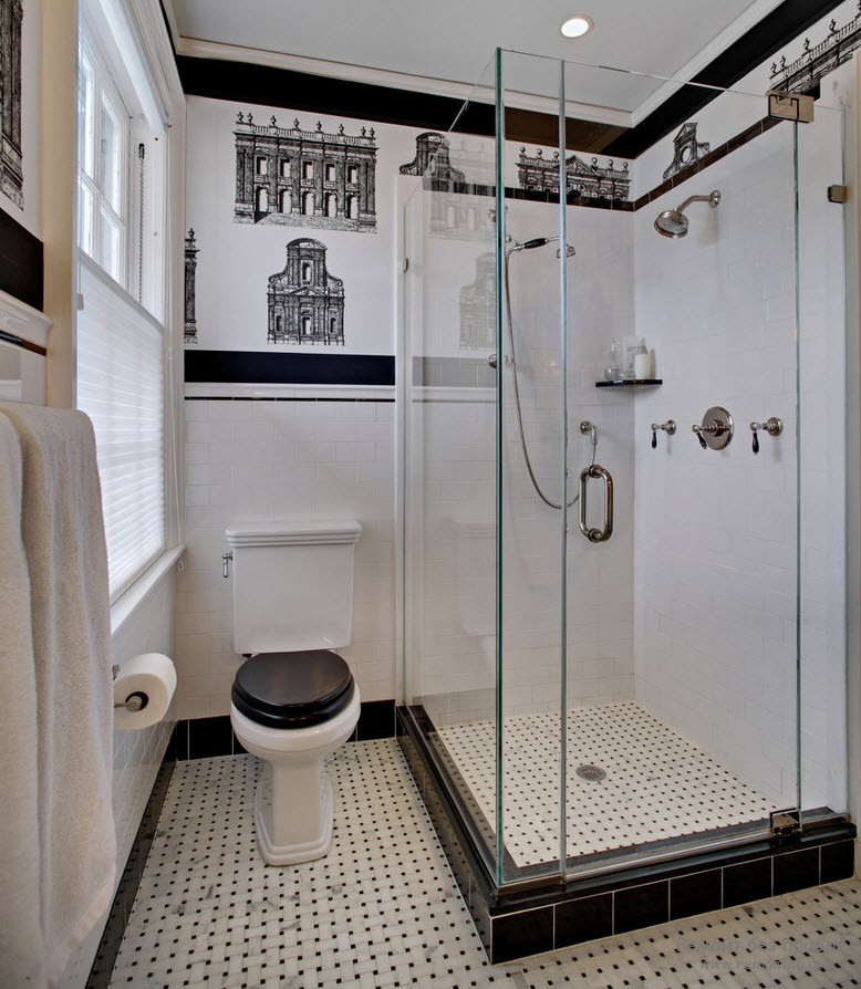 Крохотное помещение ванной комнаты со стеклянной лушевой кабиной