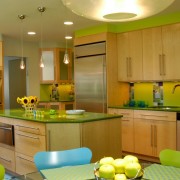 Светлый кухонный гарнитур