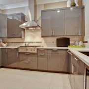 Серый глянцевый гарнитур