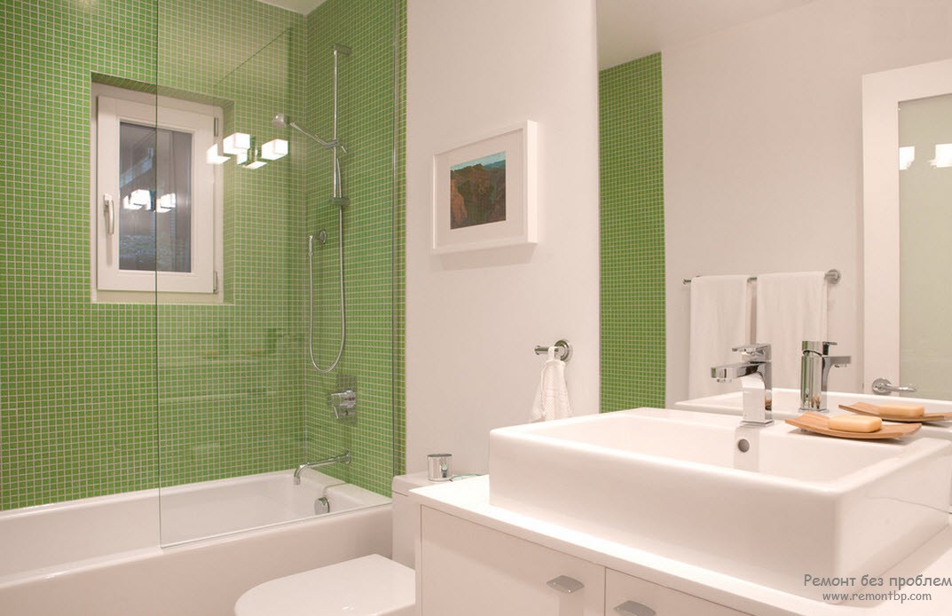 Эффектный бело-зеленый интерьер ванной комнаты