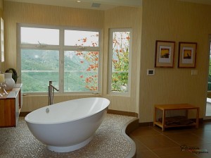 Красивый интерьер ванной комнаты с подиумом