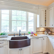 Светлая кухня и темная мойка