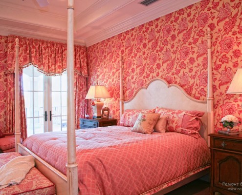 Розкішний інтер'єр рожевої спальні
