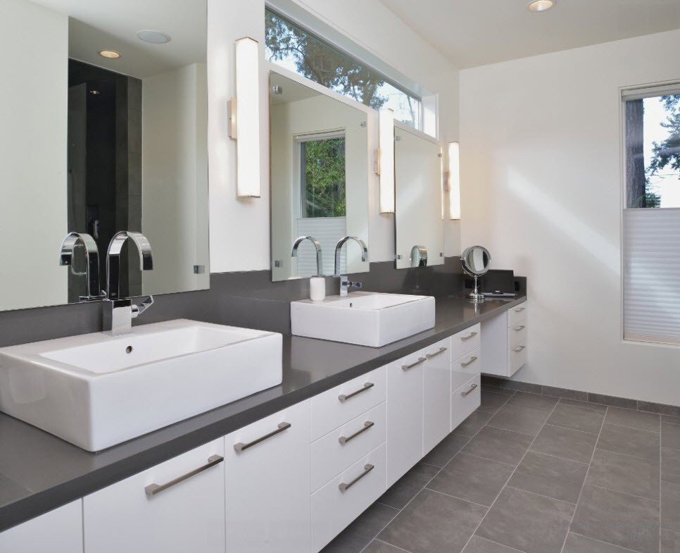 Хромовані деталі із сірим інтер'єром ванної кімнати чудово гармонують