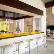 Желтая столешница на кухне