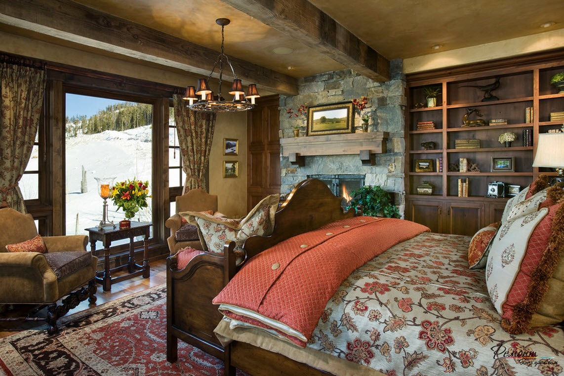 Спальня с большой кроватью и классической люстрой