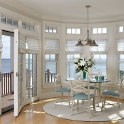 Столовая с выходом на балкон