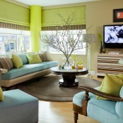 Голубая мебель в зеленой комнате