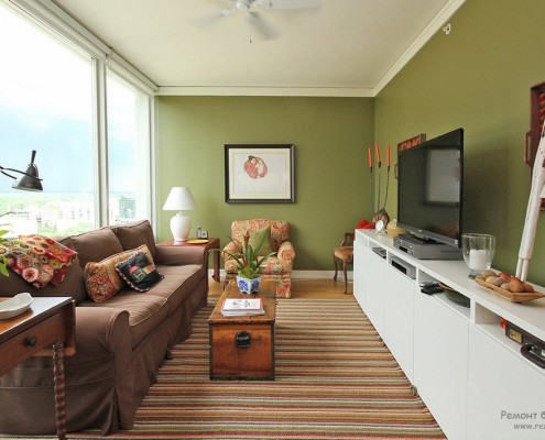 Светлая картина на зеленой стене