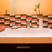 Оранжевый микс в дизайне ванной комнаты