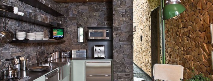 Кухня в загородном доме – воплощение любой мечты