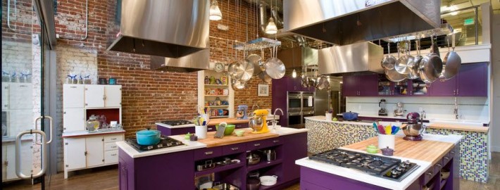 Интерьер кухни фиолетового цвета