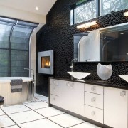Стильное и вечное сочетание черного с белым в интерьере ванной комнаты