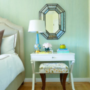Изумрудный цвет в дизайне маленькой комнате