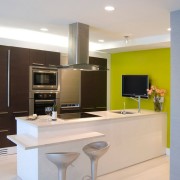 Ярко окрашенные ниши на кухне