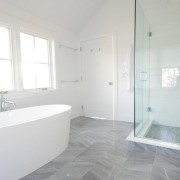 Плиточный пол в ванной