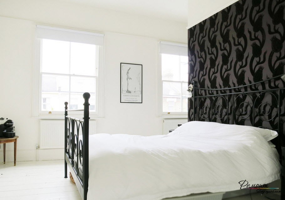Акцентная черная стена над изголовьем кровати в интерьере спальной комнаты