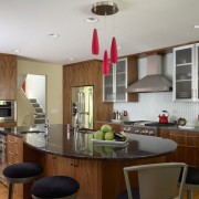 Барная стойка и стол на кухне Барная стойка и стол на кухне