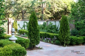 В английском стиле можжевельник служит завершением композиции