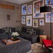 Гостиная в темных тонах