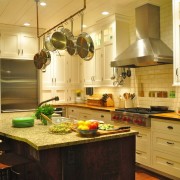 Удобная кухонная мебель с нишей