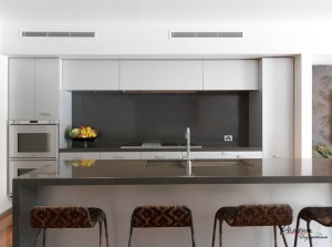 Акцент в дизайне современной кухни делается на мебель