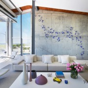 Бабочки на стене гостиной