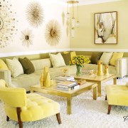 Композиция из зеркал на стене гостиной