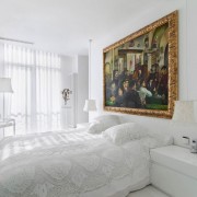 Белоснежная спальня с крупной картиной