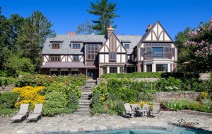 Двухэтажный дом с большими окнами