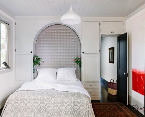 Розстібні двері - теж непоганий варіант для маленької спальні