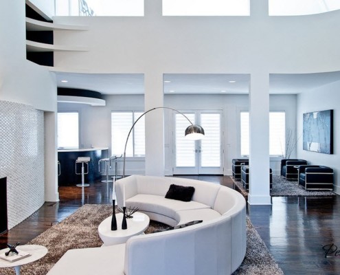 Белая мебель в круглой гостиной