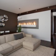 Композиция в виде хромированной гальки на стене