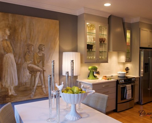 Стильный интерьер кухни с серыми стенами