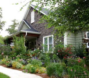 Посадка деревьев и создание цветников - очень важный элемент в ландшафтном дизайне участка