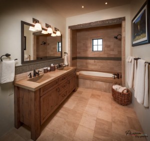 Сочетание деревянных элементов в ванной комнате