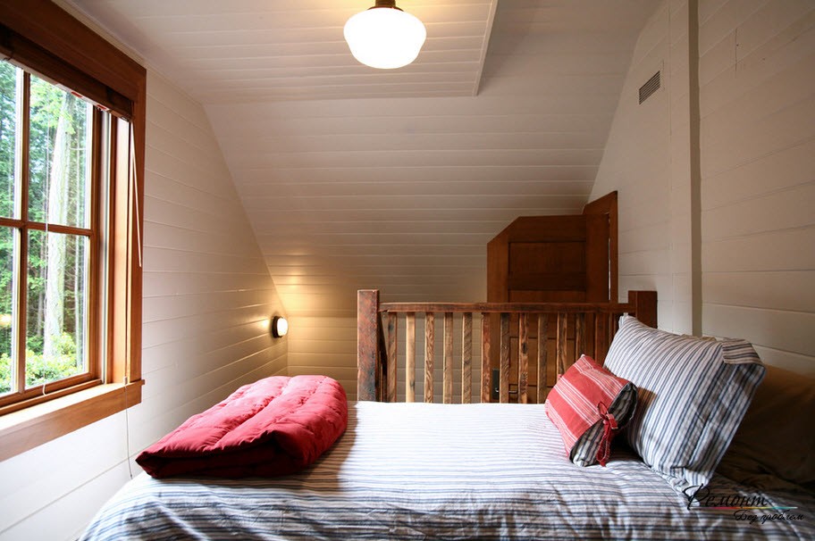 Разно уровневый потолок не для малой спальниНе забываем о возможностях прикроватных тумбочек