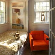 Яркое кресло