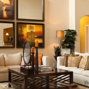 Композиция из зеркал и картин