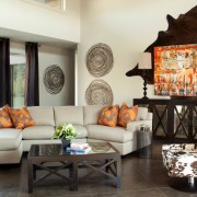 Солнечные декоративные подушки и картина