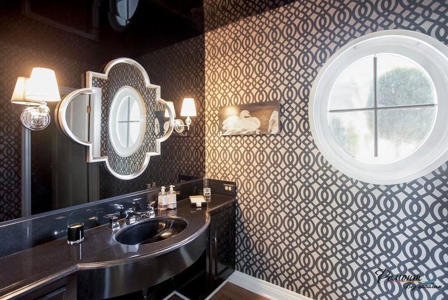 Отражающая глянцевая черная стена эффектно смотрится в интерьере ванной комнатые