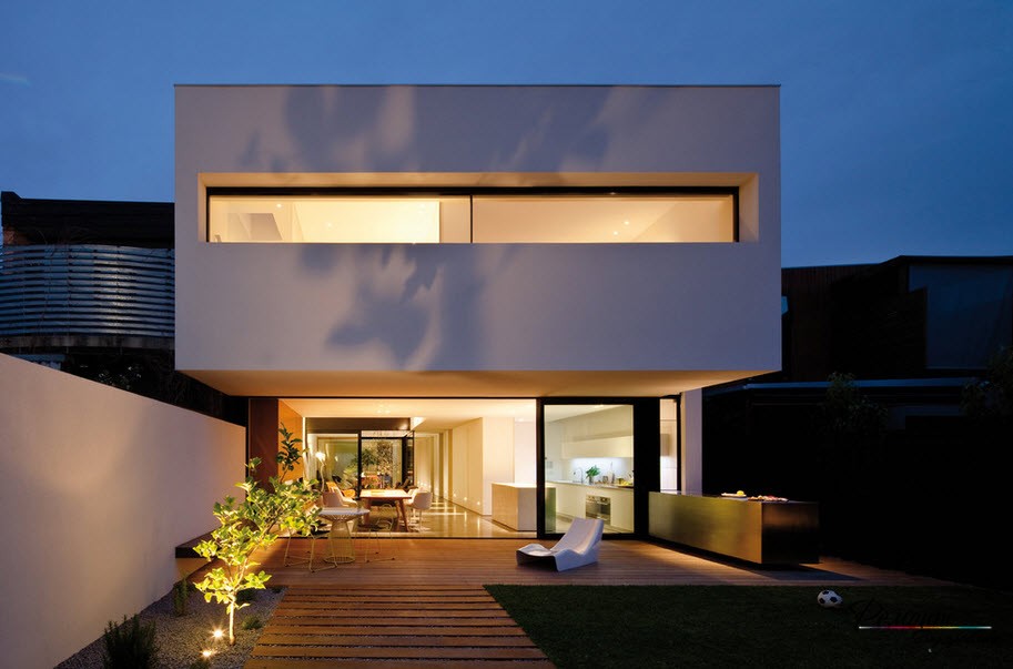 Дом в минималистическом стиле с панорамными окнами