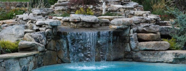 Водопад во дворе – оттенок свежести и умиротворения