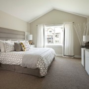 Серый цвет в интерьере спальни