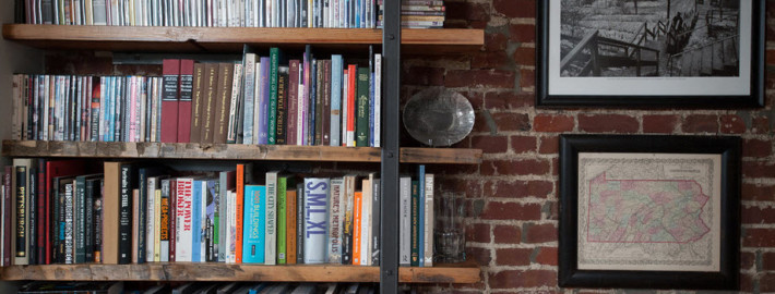 Декор стен в гостиной