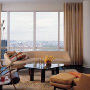 Оригинальный столик со стеклянной поверхностью