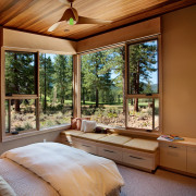 Деревянный интерьер и большие окна