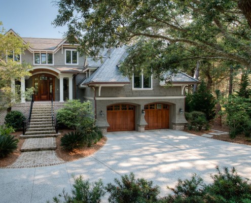 Гараж в цоколе дома