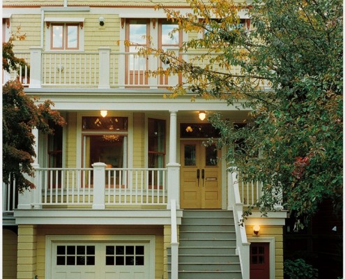 Двухэтажный дом с гаражом в цоколе